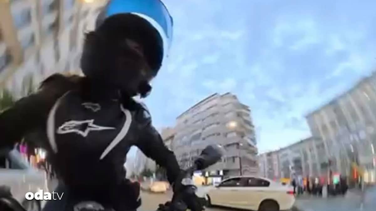 Motosiklet sürücüsü otomobile çarparak takla attı, o anlar kameraya yansıdı Motosiklet sürücüsü otomobile çarparak takla attı, o anlar kameraya yansıdı