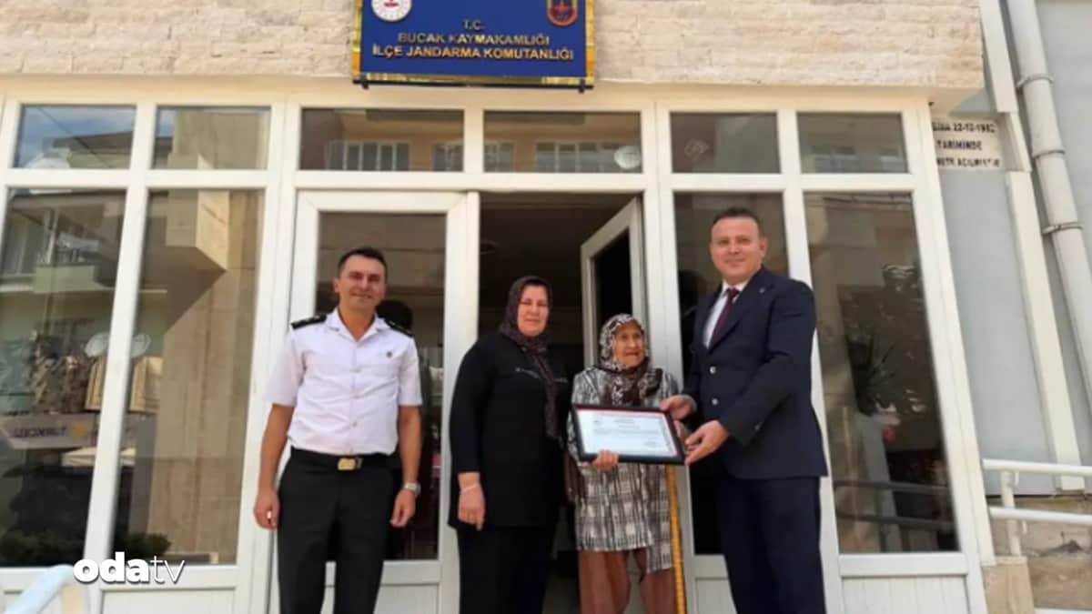Simit satarak aldıkları evi jandarmaya bağışladı Simit satarak aldıkları evi jandarmaya bağışladı