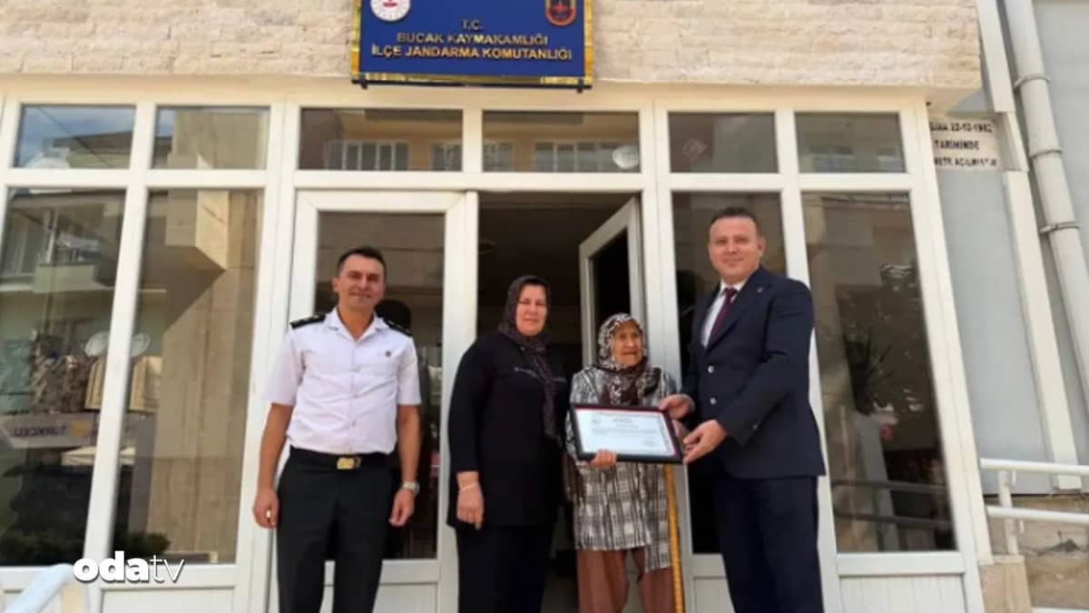 Simit satarak aldıkları evi jandarmaya bağışladı Simit satarak aldıkları evi jandarmaya bağışladı