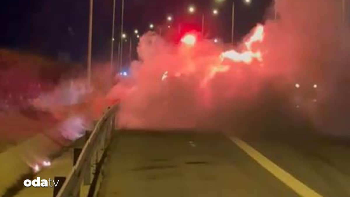 Kuzey Marmara Otoyolu’nda seyir halindeki otomobil alev alev yandı Kuzey Marmara Otoyolu’nda seyir halindeki otomobil alev alev yandı
