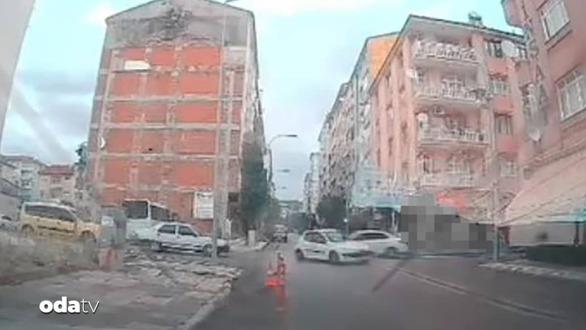 Elazığ’da iki otomobil çarpıştı: Kaza anı kamerada Elazığ’da iki otomobil çarpıştı: Kaza anı kamerada