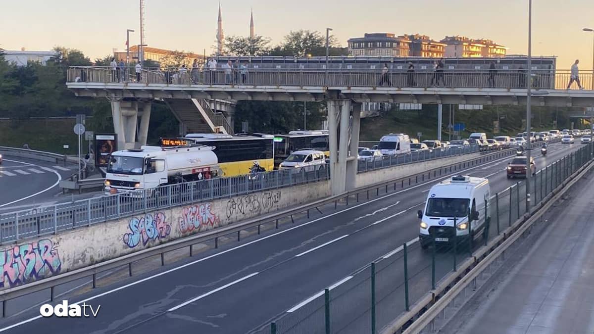 Beyoğlu’nda arızalanan tanker E5'te trafiği kilitledi Beyoğlu’nda arızalanan tanker E5'te trafiği kilitledi