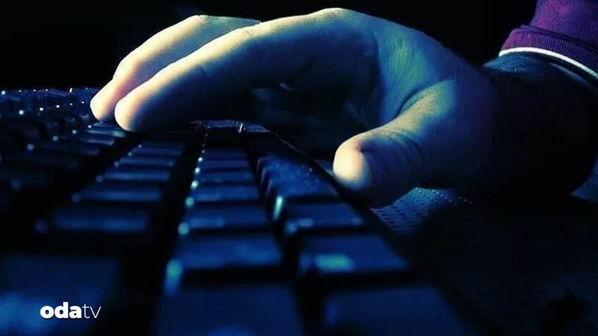 Sanal medya üzerinden tehdit mesajları paylaşan şüpheli gözaltına alındı Sanal medya üzerinden tehdit mesajları paylaşan şüpheli gözaltına alındı