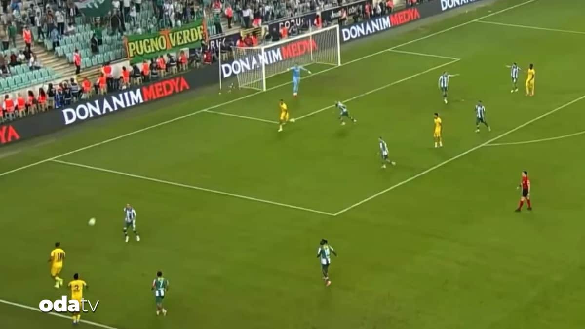 Bursaspor-İstanbulspor maçında taçtan ofsayt kararı: Futbolcular bile şaşırdı Bursaspor-İstanbulspor maçında taçtan ofsayt kararı: Futbolcular bile şaşırdı