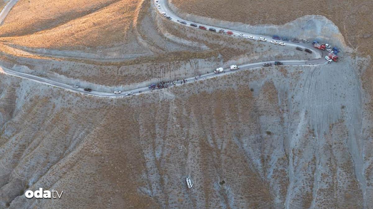 Uçuruma yuvarlanan araç böyle görüntülendi Uçuruma yuvarlanan araç böyle görüntülendi