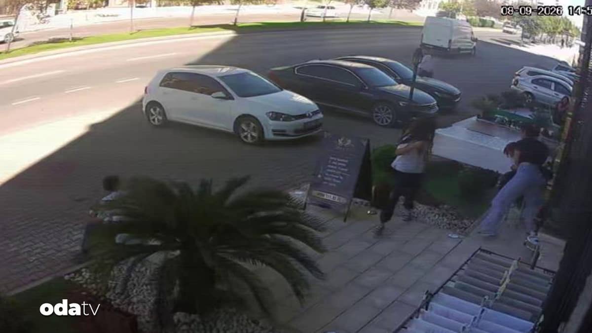 Kadın saldırgan göğsünden çıkardığı tabancayla 2 kadını vurdu Kadın saldırgan göğsünden çıkardığı tabancayla 2 kadını vurdu