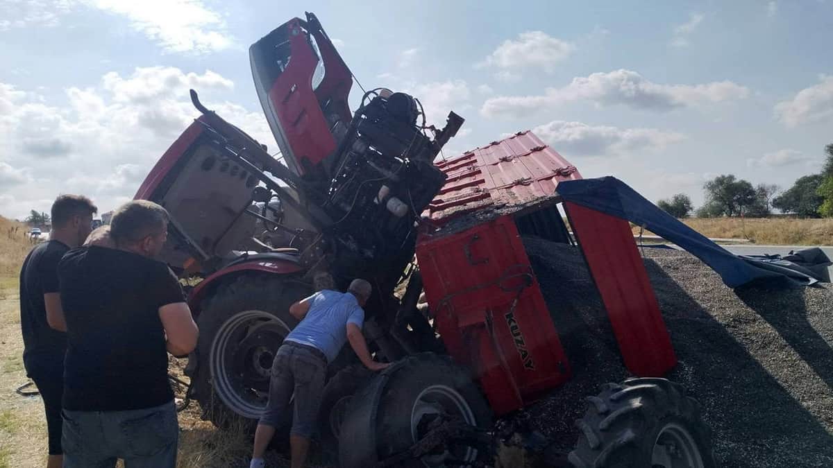 Edirne'de traktör devrildi: 1’i ağır, 2 yaralı Edirne'de traktör devrildi: 1’i ağır, 2 yaralı