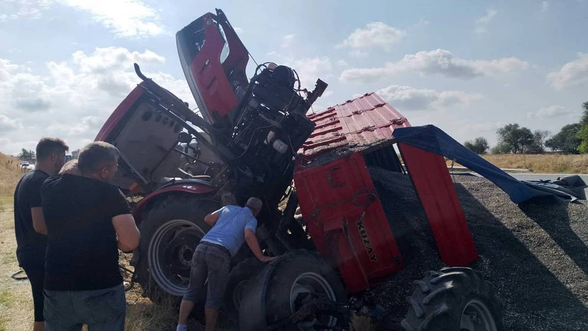 Edirne'de traktör devrildi: 1’i ağır, 2 yaralı Edirne'de traktör devrildi: 1’i ağır, 2 yaralı