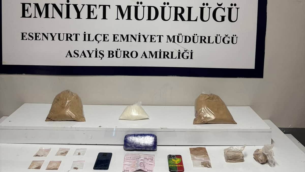 Esenyurt'ta 'zula' evine operasyon: 7 kilo 470 gram uyuşturucu ele geçirildi Esenyurt'ta 'zula' evine operasyon: 7 kilo 470 gram uyuşturucu ele geçirildi