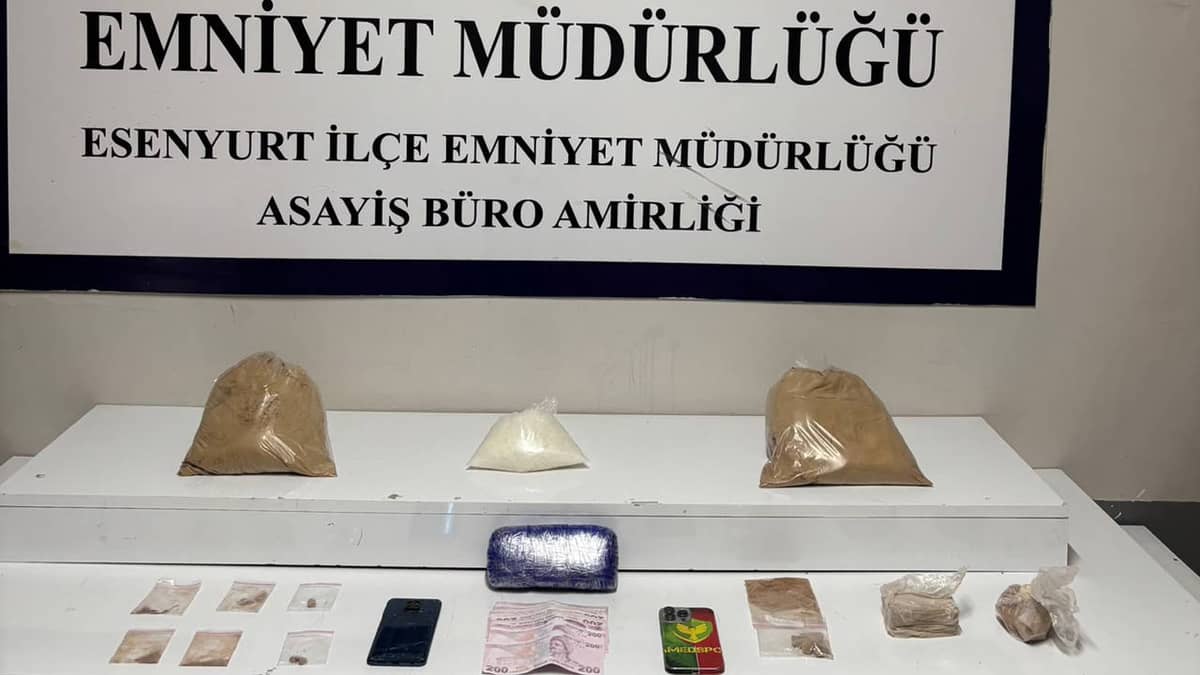 Esenyurt'ta 'zula' evine operasyon: 7 kilo 470 gram uyuşturucu ele geçirildi Esenyurt'ta 'zula' evine operasyon: 7 kilo 470 gram uyuşturucu ele geçirildi