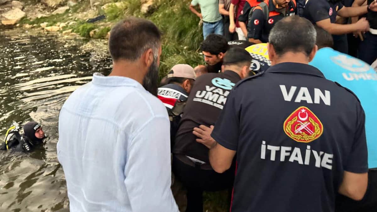 Van’da acı olay: Eşi ve çocuğunu kurtaran baba, akıntıya kapılarak hayatını kaybetti Van’da acı olay: Eşi ve çocuğunu kurtaran baba, akıntıya kapılarak hayatını kaybetti