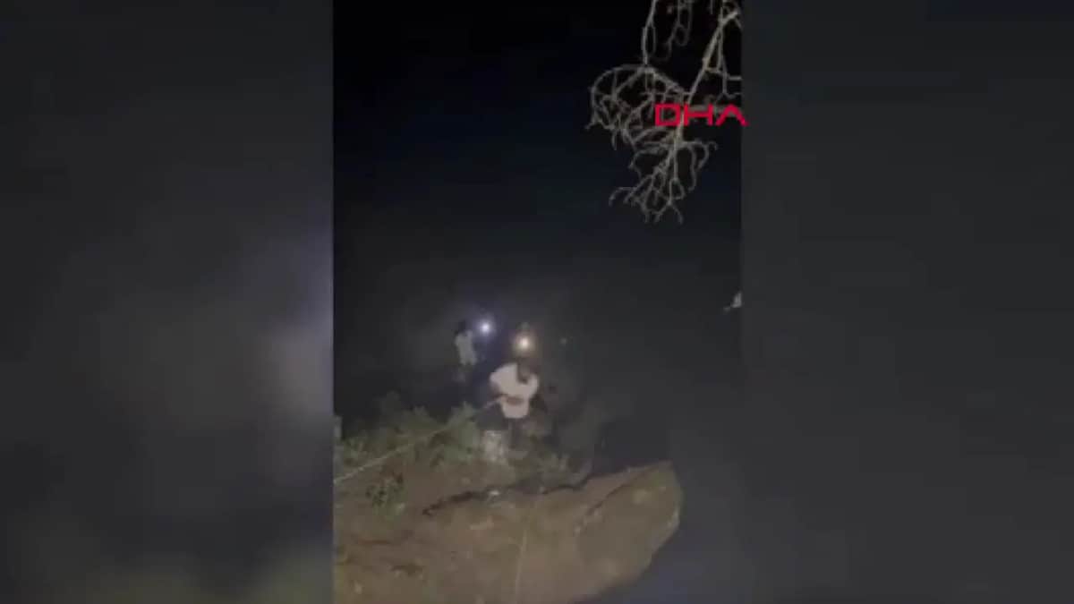 Göksu Nehri’nde mahsur kalan 2 kişi kurtarıldı Göksu Nehri’nde mahsur kalan 2 kişi kurtarıldı