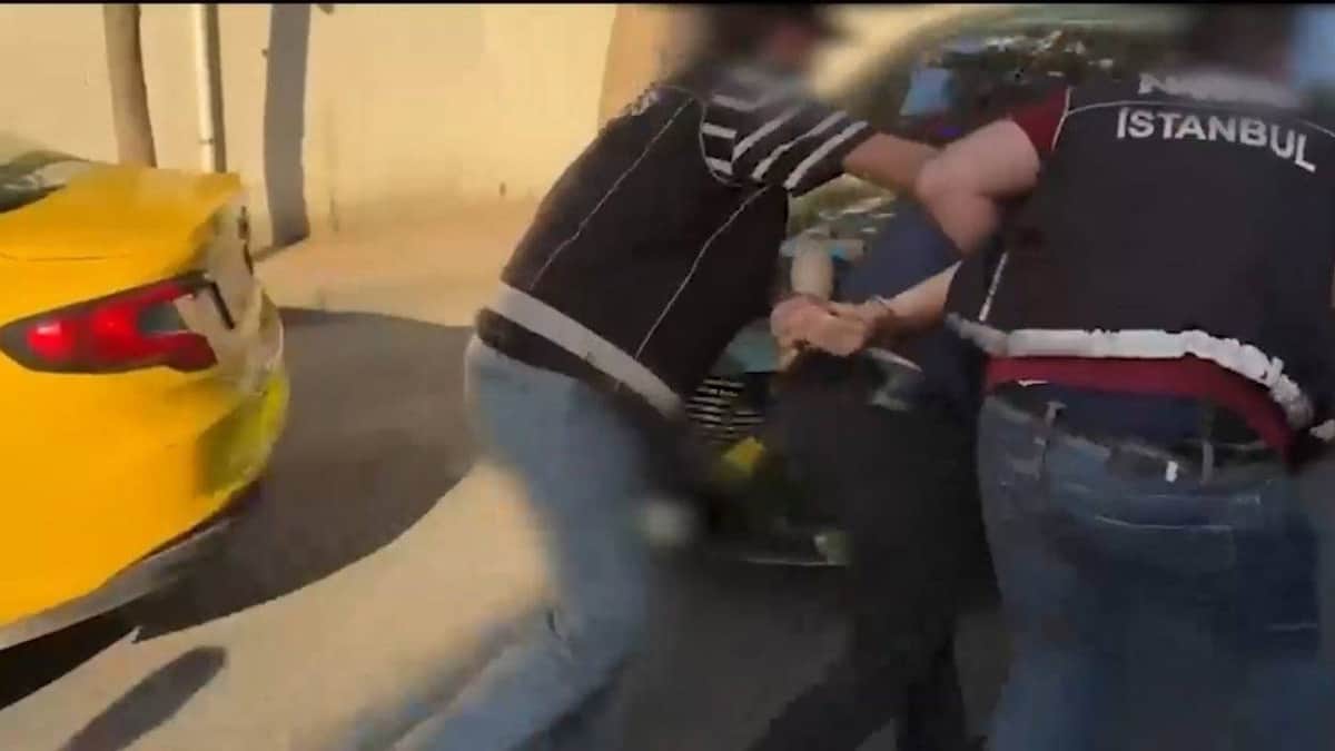 Ataşehir’de taksiyle uyuşturucu sevkiyatı yapan 2 şüpheli yakalandı Ataşehir’de taksiyle uyuşturucu sevkiyatı yapan 2 şüpheli yakalandı
