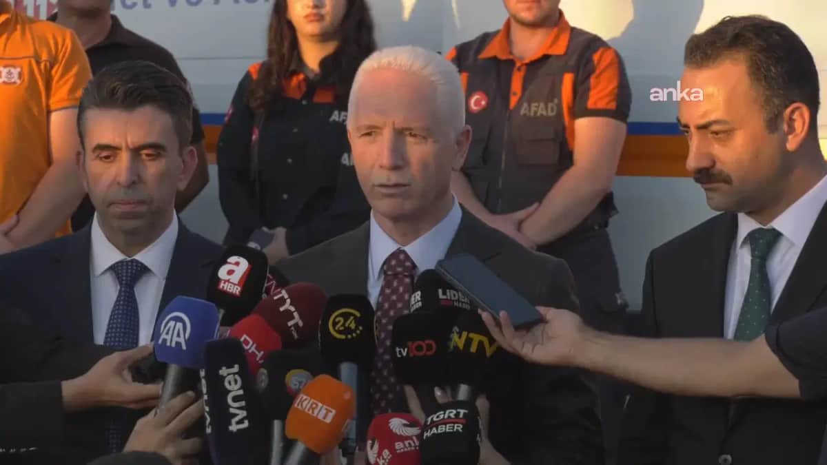 Silivri’de gemi kazası… İstanbul Valisi Davut Gül: ‘Kaybolan 10 mürettebat var, şu an ona yoğunlaştık’ Silivri’de gemi kazası… İstanbul Valisi Davut Gül: ‘Kaybolan 10 mürettebat var, şu an ona yoğunlaştık’