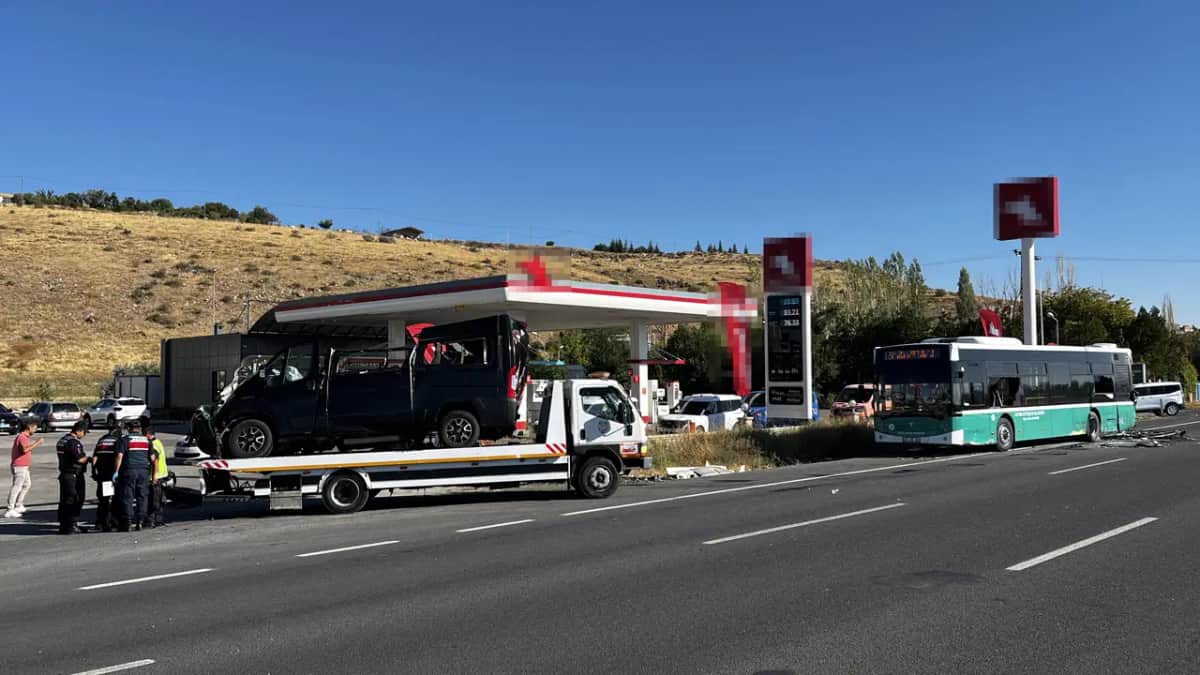 Minibüs, özel halk otobüsüne çarptı: Yaralılar var Minibüs, özel halk otobüsüne çarptı: Yaralılar var