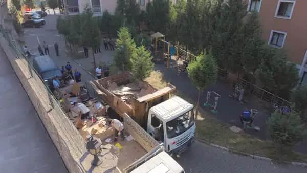 Anne ve oğlunun biriktirdiği 4 kamyon çöp temizlendi Anne ve oğlunun biriktirdiği 4 kamyon çöp temizlendi