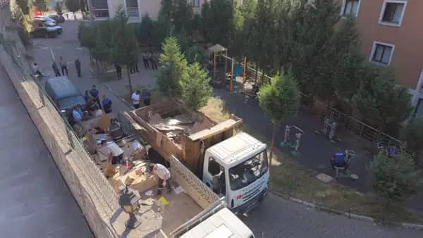 Anne ve oğlunun biriktirdiği 4 kamyon çöp temizlendi Anne ve oğlunun biriktirdiği 4 kamyon çöp temizlendi