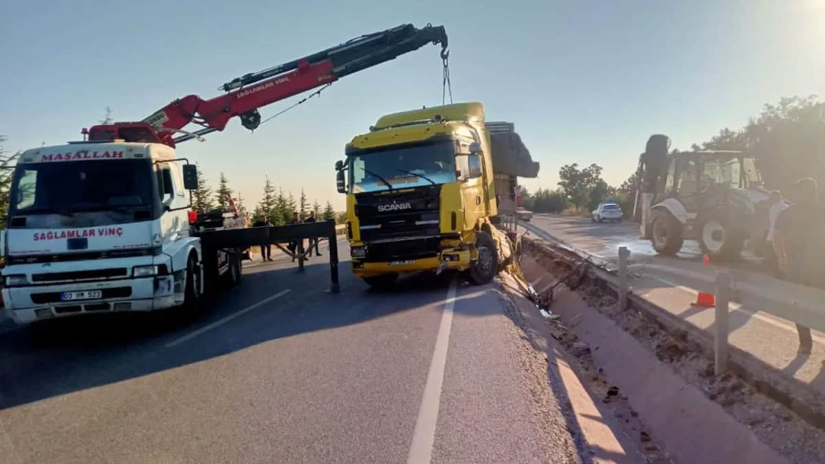 Patates yüklü TIR devrildi: Tonlarca patates yola döküldü! Patates yüklü TIR devrildi: Tonlarca patates yola döküldü!
