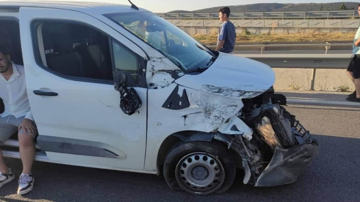 Balıkesir yolunda 5 araç birbirine girdi: 1 yaralı Balıkesir yolunda 5 araç birbirine girdi: 1 yaralı