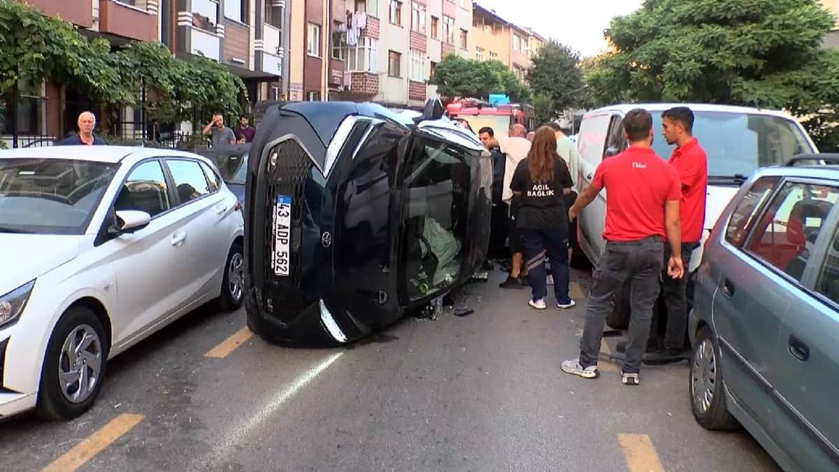 Park halindeki 3 araca çarptıktan sonra devrildi: 'Sese uyandık' Park halindeki 3 araca çarptıktan sonra devrildi: 'Sese uyandık'