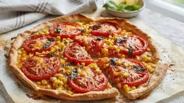 Çıtır hamurun üzerinde yaz lezzeti: Domatesli mısırlı tart tarifi Çıtır hamurun üzerinde yaz lezzeti: Domatesli mısırlı tart tarifi