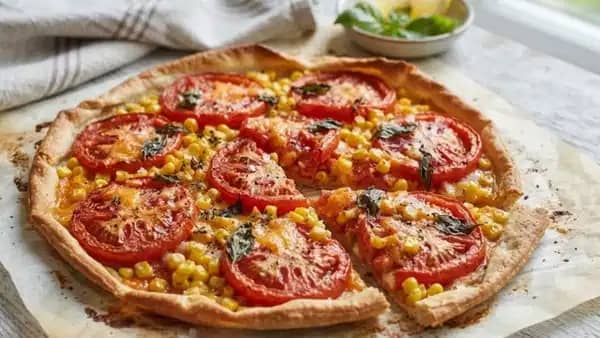 Çıtır hamurun üzerinde yaz lezzeti: Domatesli mısırlı tart tarifi Çıtır hamurun üzerinde yaz lezzeti: Domatesli mısırlı tart tarifi