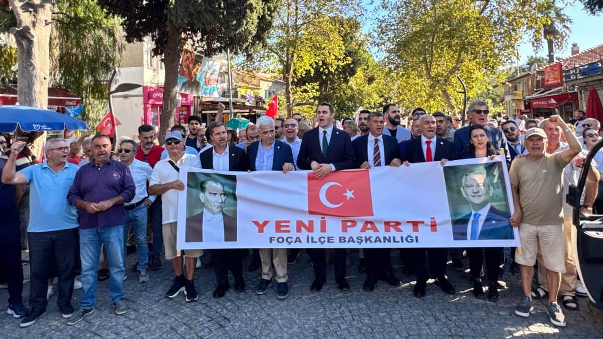YENİ Parti Foça İlçe Başkanlığı açılışında AKP'ye geçen Foça Belediye Başkanına tepki YENİ Parti Foça İlçe Başkanlığı açılışında AKP'ye geçen Foça Belediye Başkanına tepki