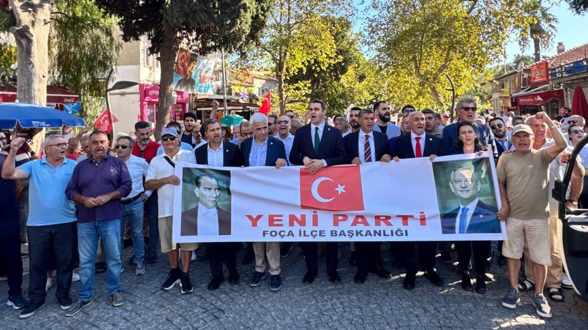 YENİ Parti Foça İlçe Başkanlığı açılışında AKP'ye geçen Foça Belediye Başkanına tepki YENİ Parti Foça İlçe Başkanlığı açılışında AKP'ye geçen Foça Belediye Başkanına tepki