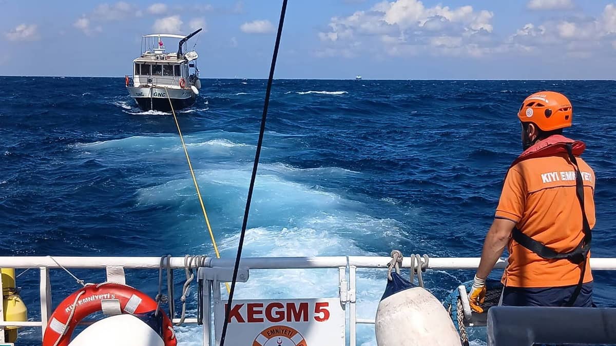 İstanbul Boğazı'nda sürüklenen tekne kurtarıldı İstanbul Boğazı'nda sürüklenen tekne kurtarıldı