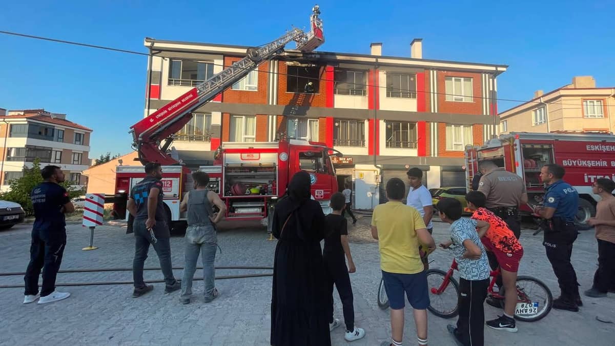 İki katlı binada yangın: 4 kişi dumandan etkilendi İki katlı binada yangın: 4 kişi dumandan etkilendi