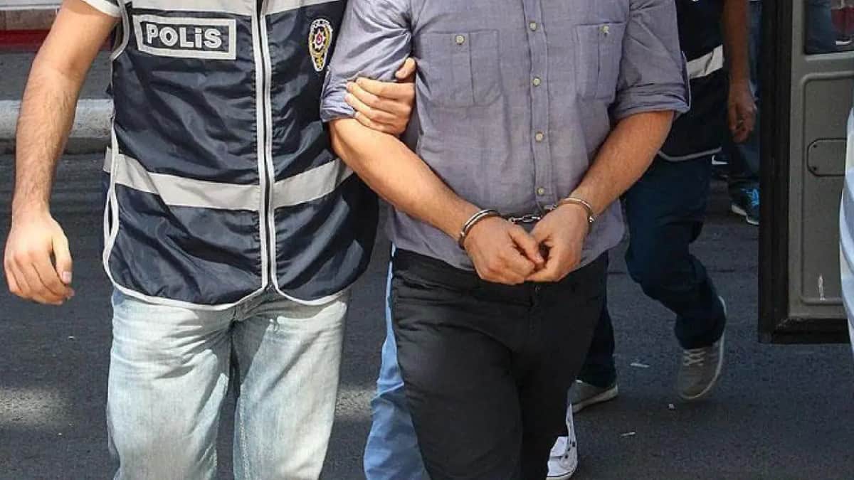 İstanbul'da göçmen kaçakçılığı operasyonu: 4 şüpheli yakalandı İstanbul'da göçmen kaçakçılığı operasyonu: 4 şüpheli yakalandı