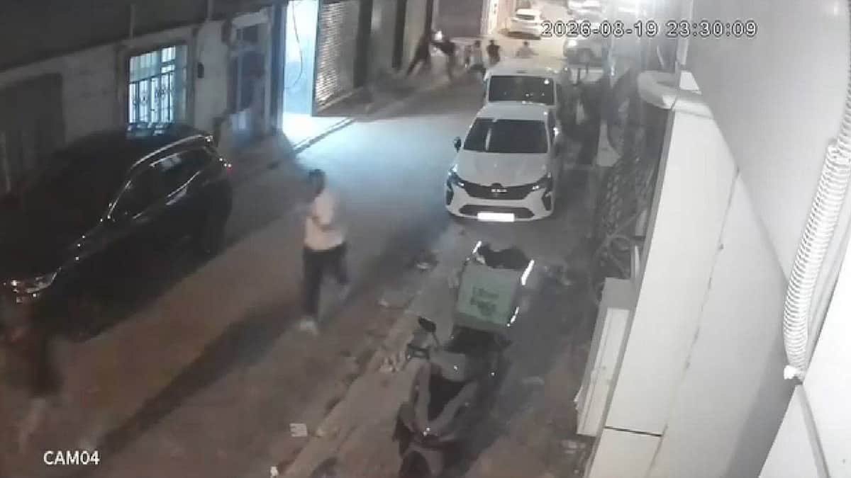 İstanbul'da darp olayına müdahale eden polislere saldırdılar: 4 kişi tutuklandı İstanbul'da darp olayına müdahale eden polislere saldırdılar: 4 kişi tutuklandı
