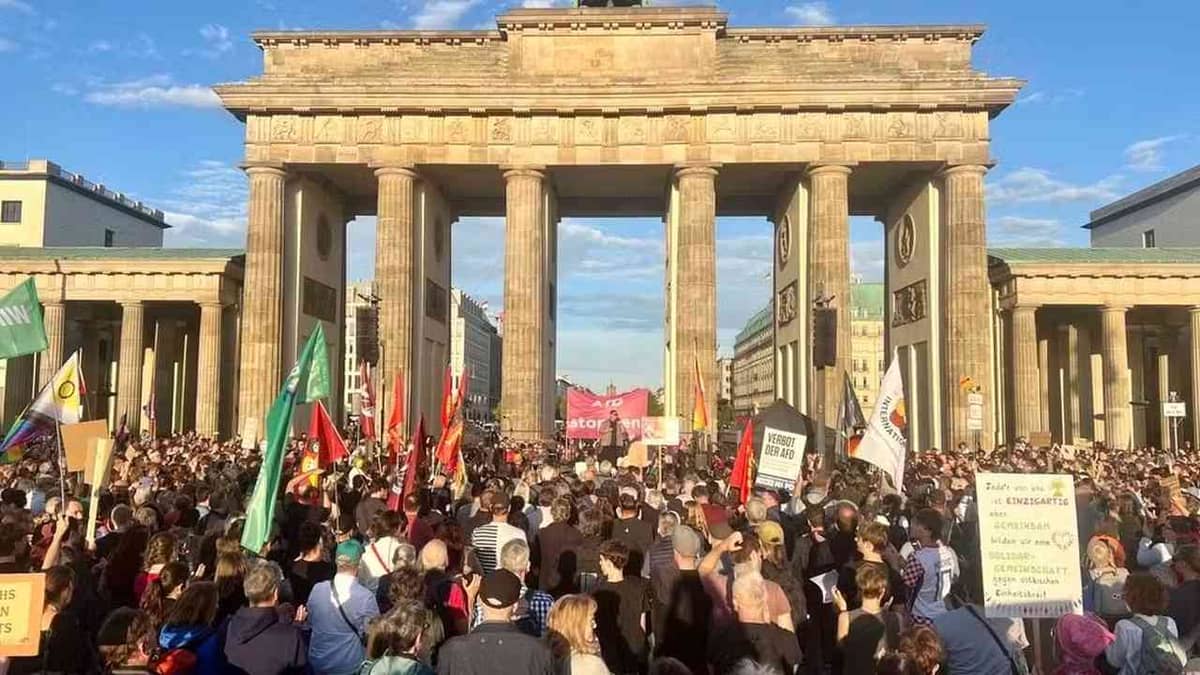 Berlin’de AfD karşıtı protesto: Binlerce kişi Brandenburg Kapısı önünde toplandı Berlin’de AfD karşıtı protesto: Binlerce kişi Brandenburg Kapısı önünde toplandı