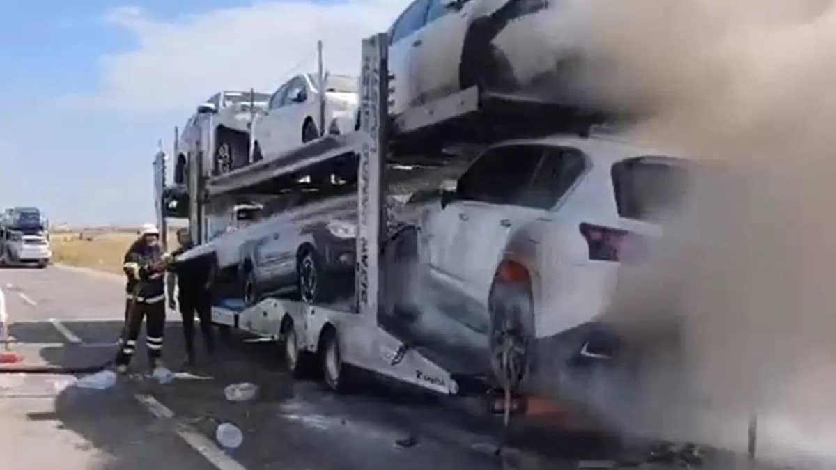 Trafikte panik anları: Ağrı’da otomobil yüklü TIR’da yangın Trafikte panik anları: Ağrı’da otomobil yüklü TIR’da yangın