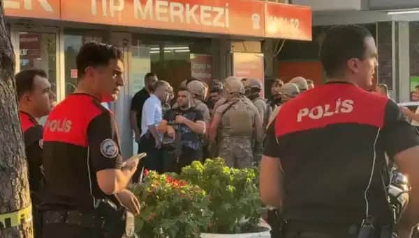 Özel güvenliğin silahıyla bankadaki 5 kişiyi rehin almıştı: Kimliği belli oldu, şüpheli tutuklandı Özel güvenliğin silahıyla bankadaki 5 kişiyi rehin almıştı: Kimliği belli oldu, şüpheli tutuklandı