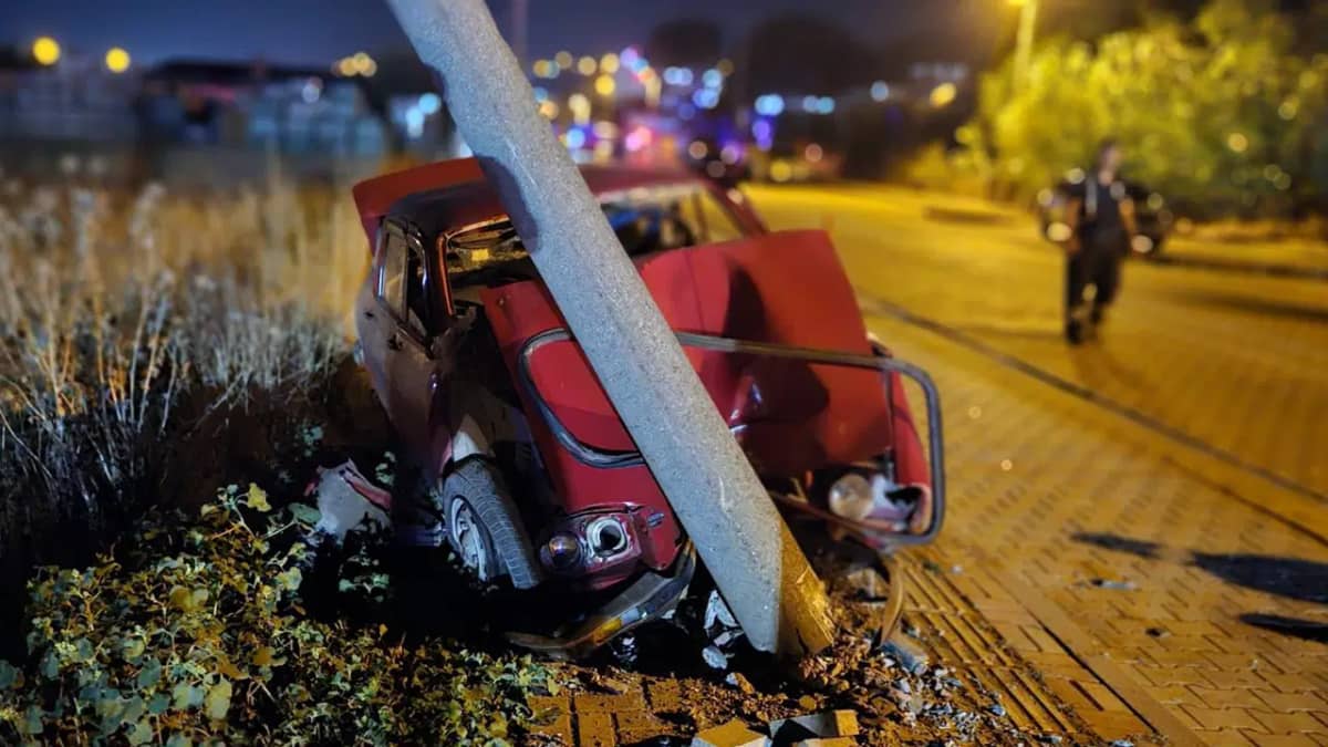 Çanakkale'de otomobil, yolun karşısına geçmeye çalışan aileye çarptı: 1 ölü, 4 yaralı Çanakkale'de otomobil, yolun karşısına geçmeye çalışan aileye çarptı: 1 ölü, 4 yaralı