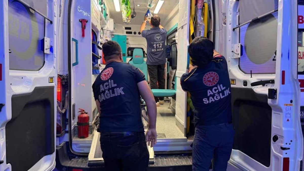 Arkadaşların bıçaklı 'şakalaşması' hastanede bitti Arkadaşların bıçaklı 'şakalaşması' hastanede bitti