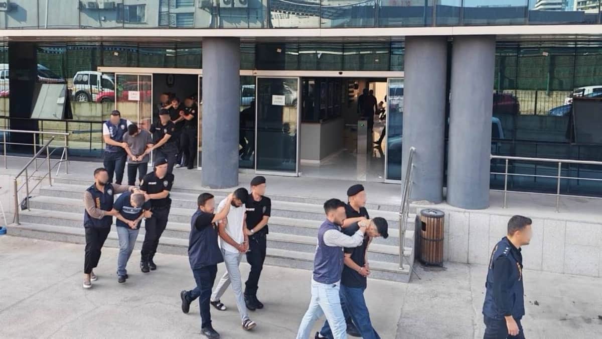Bursa merkezli 6 ilde ‘yatırım dolandırıcılığı’ operasyonu: 8 tutuklama Bursa merkezli 6 ilde ‘yatırım dolandırıcılığı’ operasyonu: 8 tutuklama