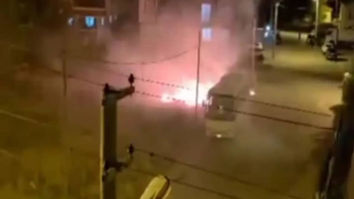 Yangın çıkarıp söndürülmesini izledi, taksiyle kaçtı Yangın çıkarıp söndürülmesini izledi, taksiyle kaçtı