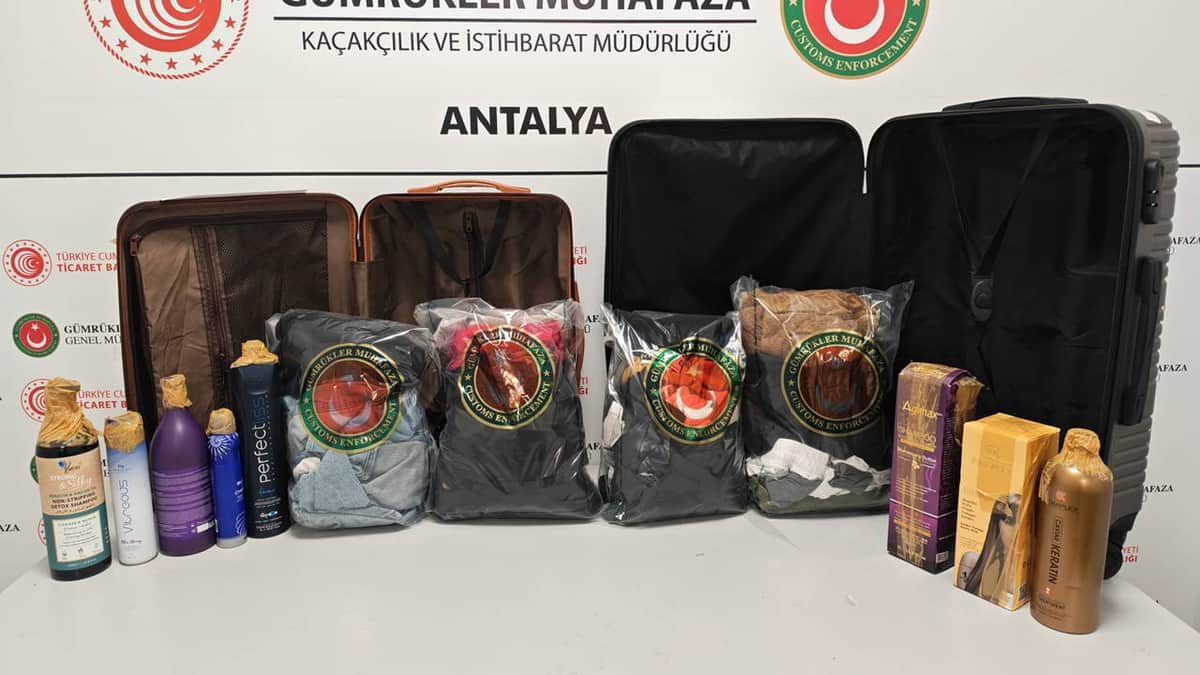Pet şişelere gizlemişler! Antalya Havalimanı'nda 18 kilo 921 gram uyuşturucu ele geçirildi Pet şişelere gizlemişler! Antalya Havalimanı'nda 18 kilo 921 gram uyuşturucu ele geçirildi