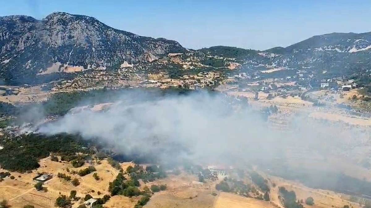 Antalya Kaş'ta orman yangını: Alevlere havadan ve karadan müdahale ediliyor Antalya Kaş'ta orman yangını: Alevlere havadan ve karadan müdahale ediliyor