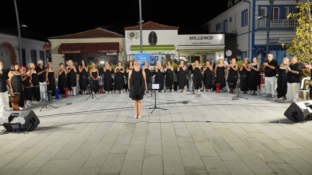 Tarihi Gümrük Meydanı sanatseverlerin buluşma noktası oldu Tarihi Gümrük Meydanı sanatseverlerin buluşma noktası oldu