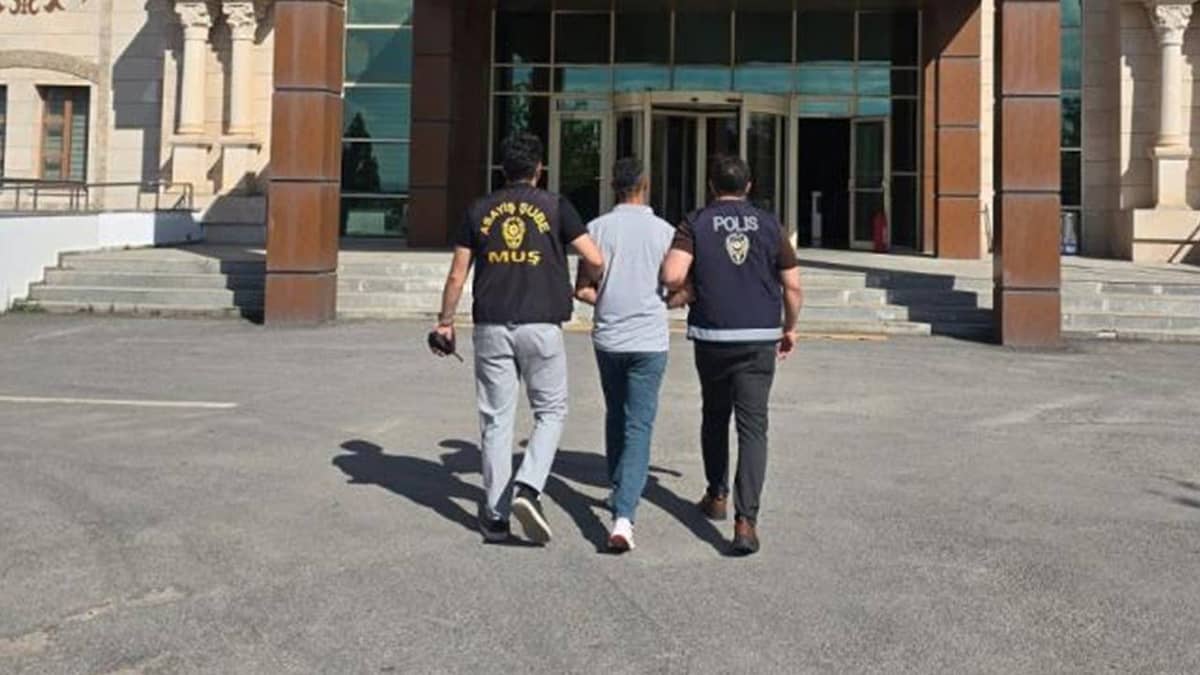 Muş’ta 5 yıl kesinleşmiş hapis cezası bulunan firari yakalandı Muş’ta 5 yıl kesinleşmiş hapis cezası bulunan firari yakalandı