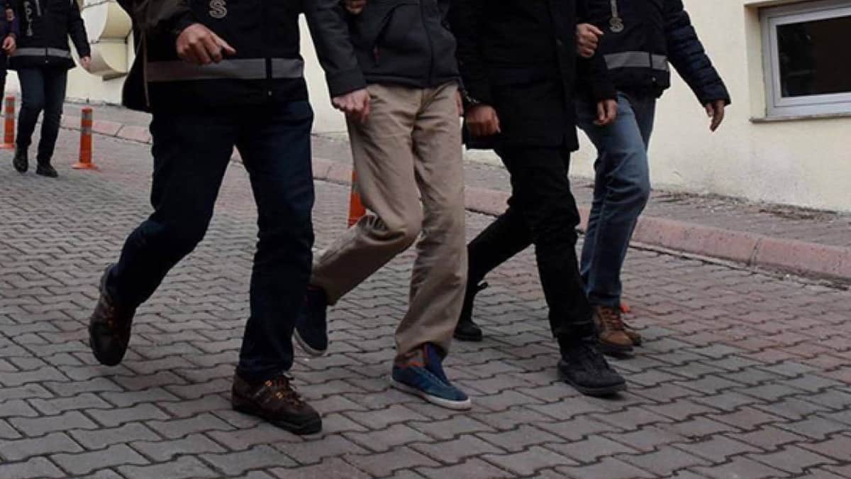 'Cinayet dosyasını çözeriz' deyip dolandırdılar: Şüpheliler tutuklandı 'Cinayet dosyasını çözeriz' deyip dolandırdılar: Şüpheliler tutuklandı