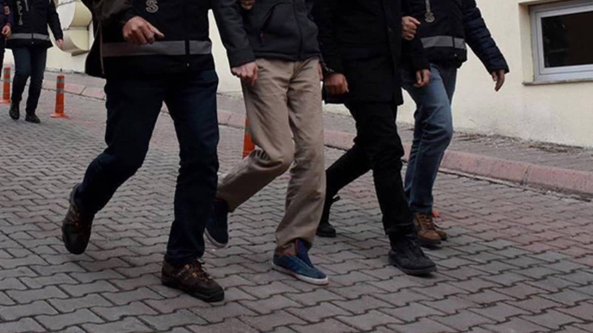 'Cinayet dosyasını çözeriz' deyip dolandırdılar: Şüpheliler tutuklandı 'Cinayet dosyasını çözeriz' deyip dolandırdılar: Şüpheliler tutuklandı