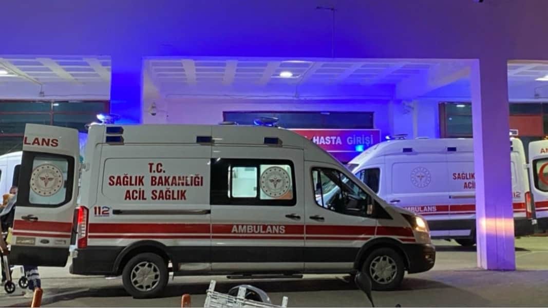 Kimyasal sızıntı ekipleri harekete geçirdi: 2 kişi hastaneye kaldırıldı Kimyasal sızıntı ekipleri harekete geçirdi: 2 kişi hastaneye kaldırıldı