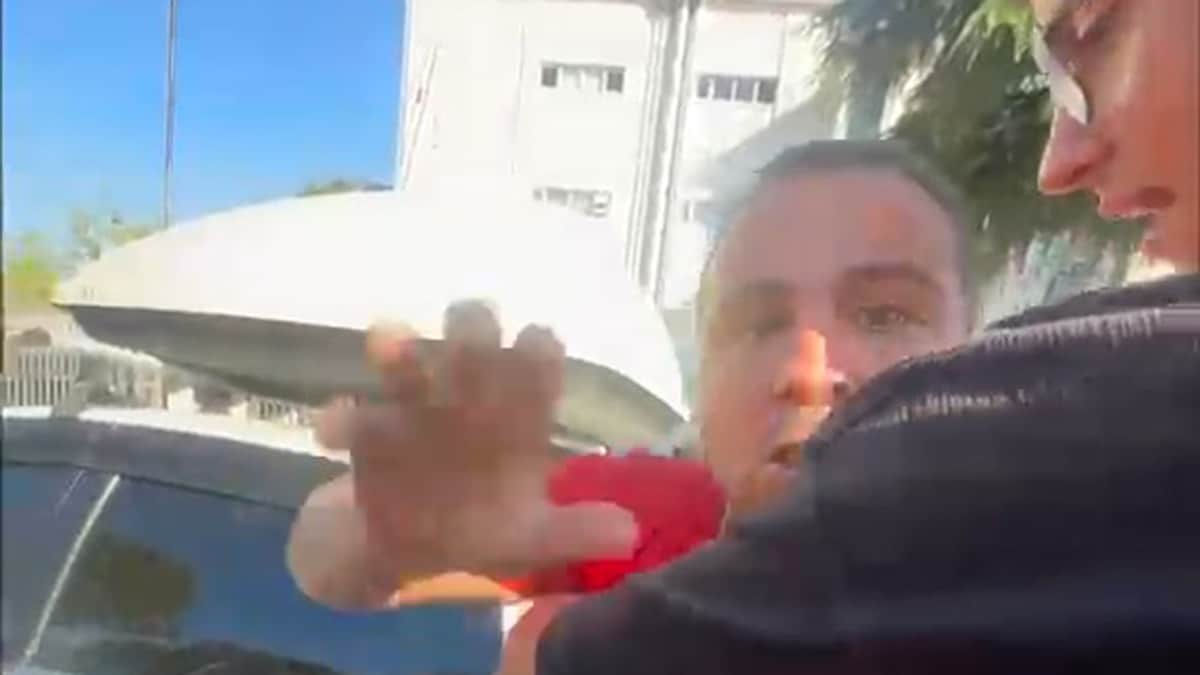 Motosiklet sürücüsü ile skuterli çiftin kavgası kamerada Motosiklet sürücüsü ile skuterli çiftin kavgası kamerada