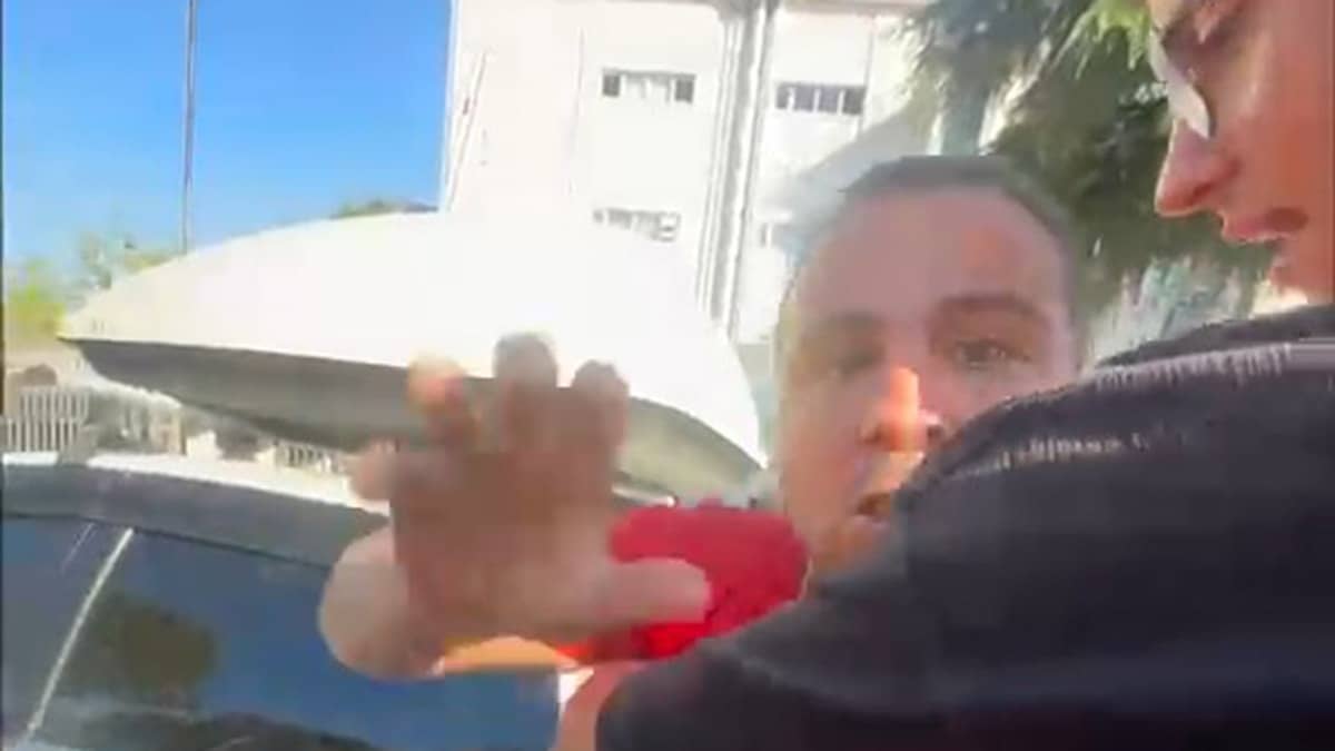Motosiklet sürücüsü ile skuterli çiftin kavgası kamerada Motosiklet sürücüsü ile skuterli çiftin kavgası kamerada