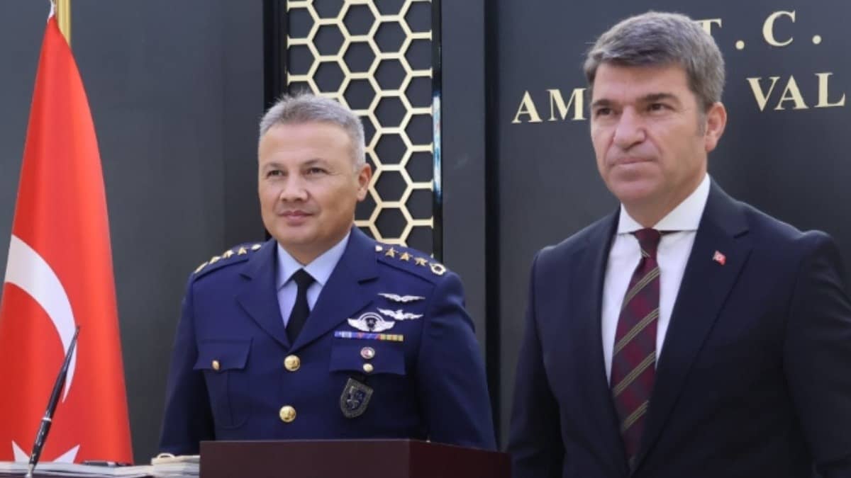 Astronot general üniformayı giydi, mesaiye başladı Astronot general üniformayı giydi, mesaiye başladı