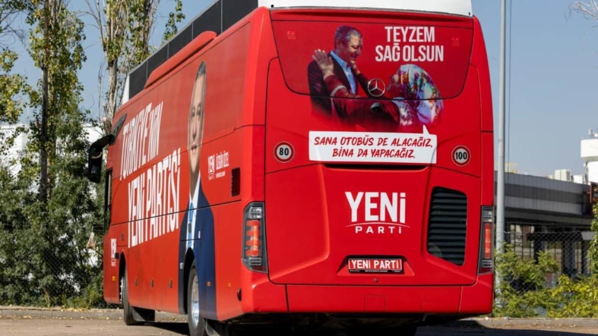 YENİ Parti'nin ilk otobüsünde görenleri gülümseten yazı YENİ Parti'nin ilk otobüsünde görenleri gülümseten yazı